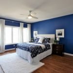 Paredes y colchas azules
