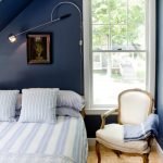 Paredes azules piso beige claro