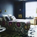Patrón de pared y alfombra azul