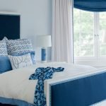 Cama azul y cortinas
