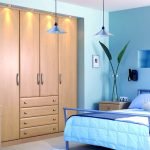 Muebles azules y beige