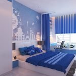 Dibujando en la pared azul