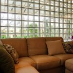 Interior con sofá rinconero