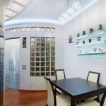 Estantes sobre la mesa