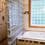 Ducha y baño en una habitación.