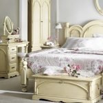 Muebles de color beige en el dormitorio