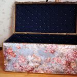Papel pintado con flores en el interior.