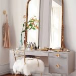 Silla con una almohada de piel