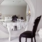 Silla negra mesa blanca