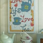 Tazas y tetera sobre la mesa