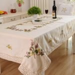 Mantel con bordados en la cocina