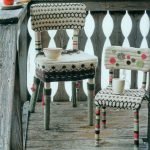 Tazas en sillas