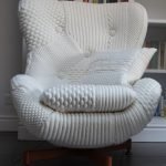 Estantería detrás del sillón