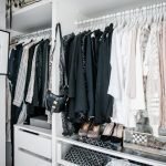 Zapatos debajo de la ropa