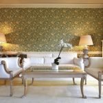 Muebles tapizados en blanco en la sala de estar