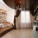 La combinación de oro y marrón en el diseño de la habitación.