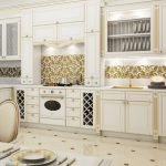 Decoración de paredes en la cocina con papel pintado dorado.