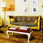 Muebles amarillos en la sala de estar
