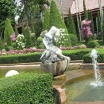 Estatua en el estanque