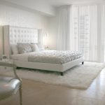 Luces colgantes junto a la cama