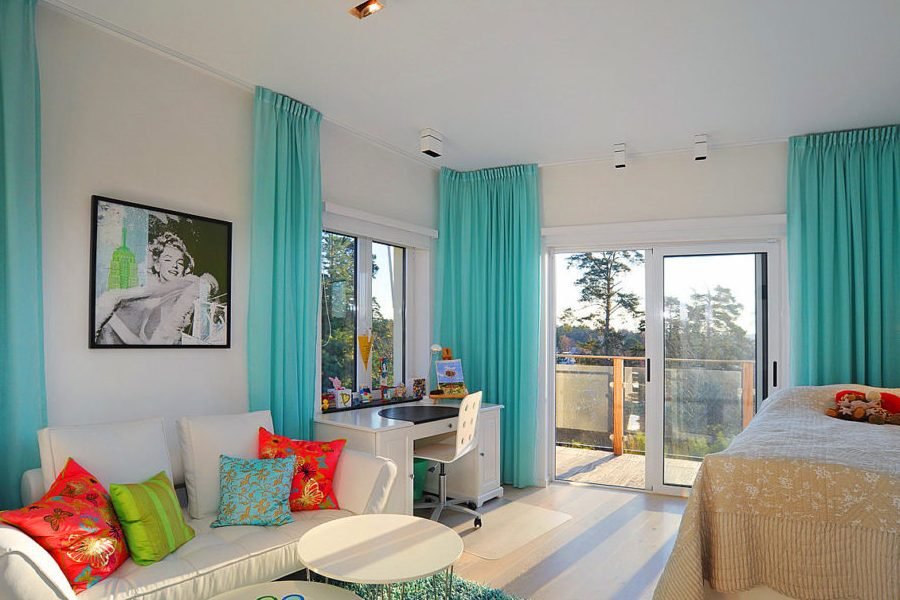 Tirkizne zavjese u unutrašnjosti