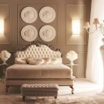 Muebles brillantes en el dormitorio