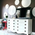 Cómoda blanca en el interior