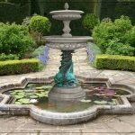 Fuente con un pequeño estanque