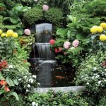Cascada y flores