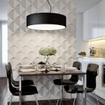 Cocina con paneles decorativos.