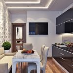 Muebles oscuros en un interior brillante.