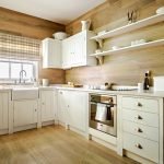 Muebles blancos en el interior.
