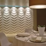 Sillas blancas alrededor de la mesa
