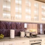 Cocina con muebles blancos