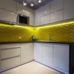 Una combinación de un delantal amarillo y muebles blancos.