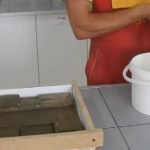 Verter la mezcla en un segundo recipiente.