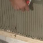 Aplique pegamento a la pared.