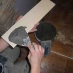 Aplicar pegamento a las baldosas