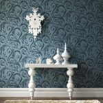 Reloj blanco sobre una pared azul