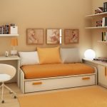 Mesa cerca de la cama