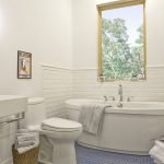 Fontanería en un baño blanco