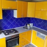 Una combinación de un delantal azul y muebles amarillos.