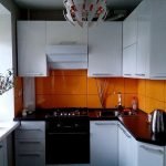 Delantal naranja en el interior