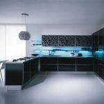 Muebles negros en el interior.