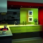 La combinación de colores rojo y verde en el interior.