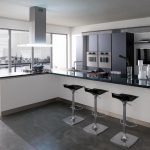 En la cocina entre los estantes