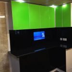 Construido detrás de un delantal de vidrio