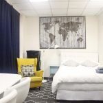Cama pequeña en el dormitorio