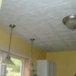 La opción de decorar el techo con espuma de poliestireno.
