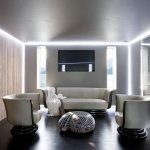 Muebles blancos en la sala de estar
